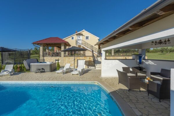 Villa Ivda With Heated Pool In Nova Vas in Nova Vas (Istrië - vasteland)